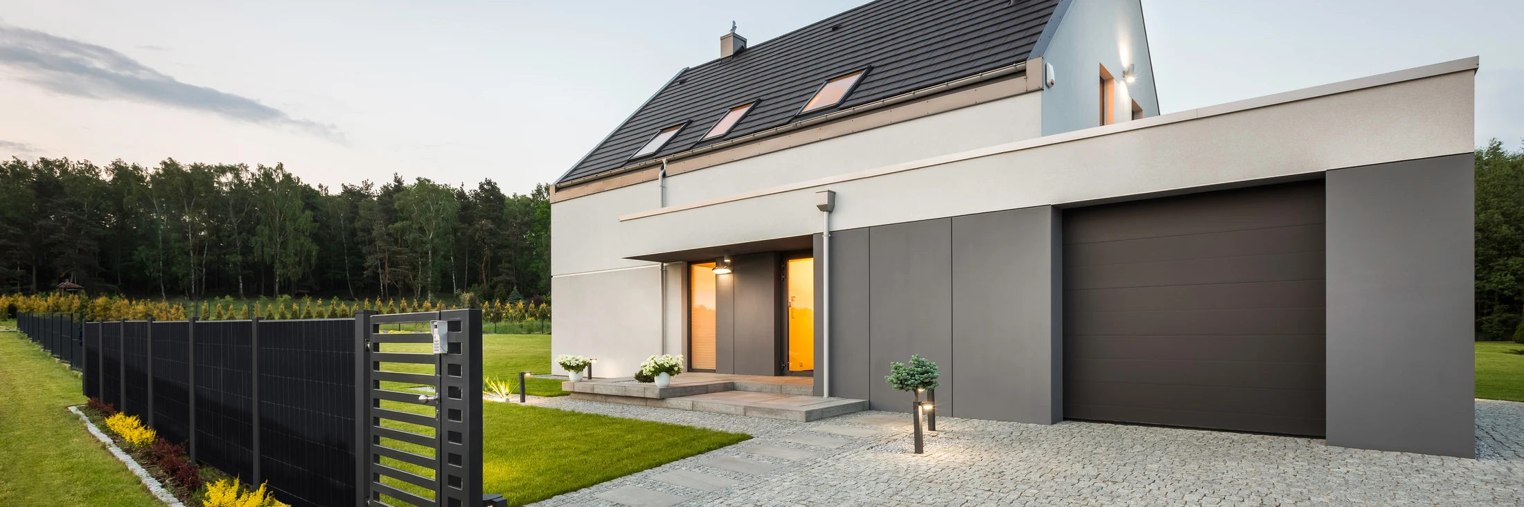 Solarzaun Puristica an einem modernen Wohnhaus