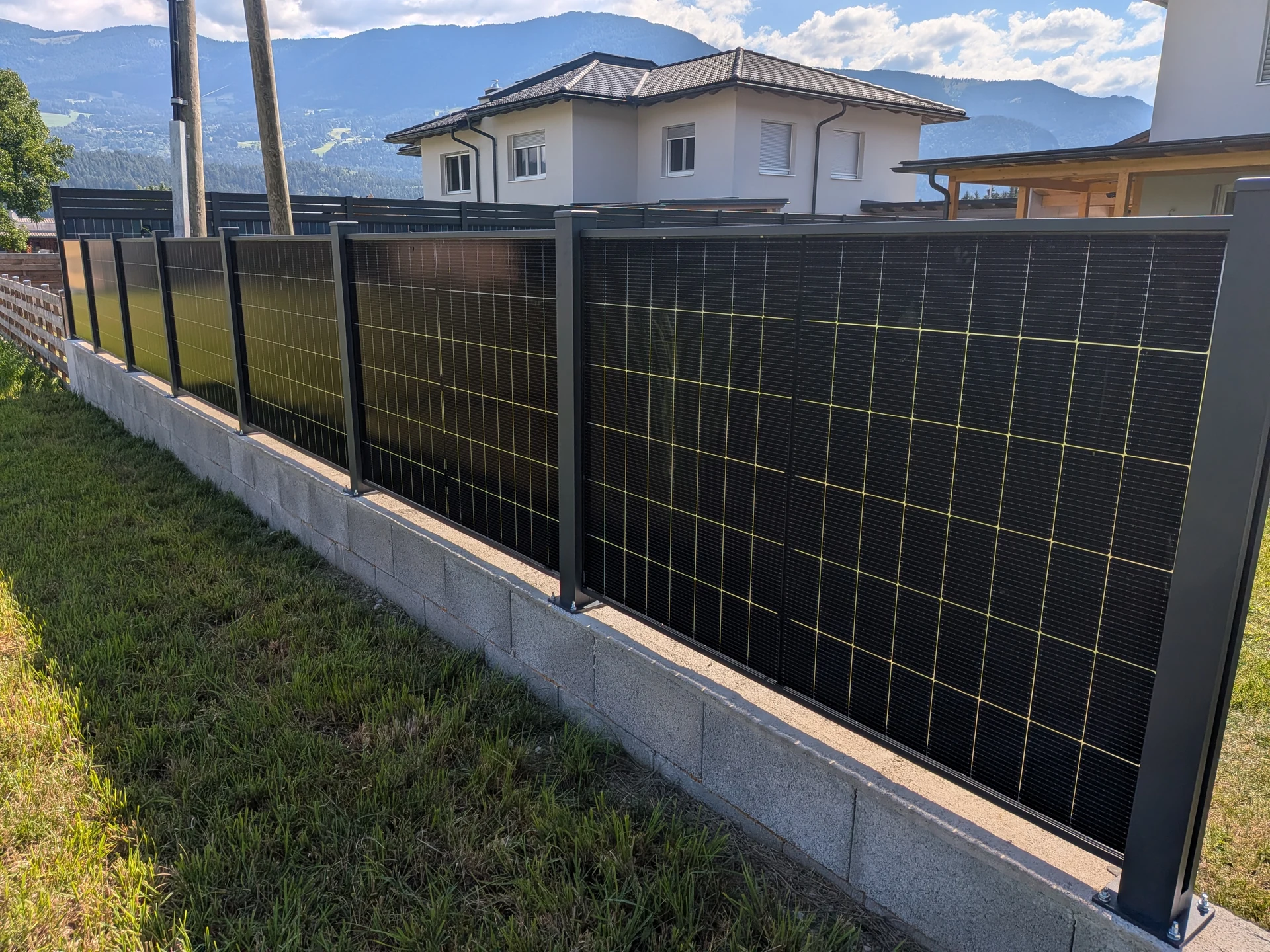 Realisierter Solarzaun auf einem betonierten Sockel