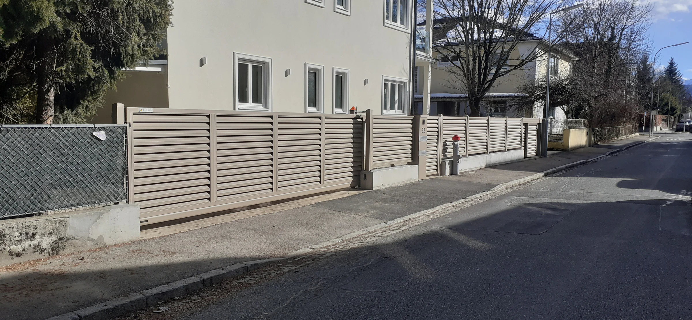 Automatisches Schiebetor mit Lamellenfüllung