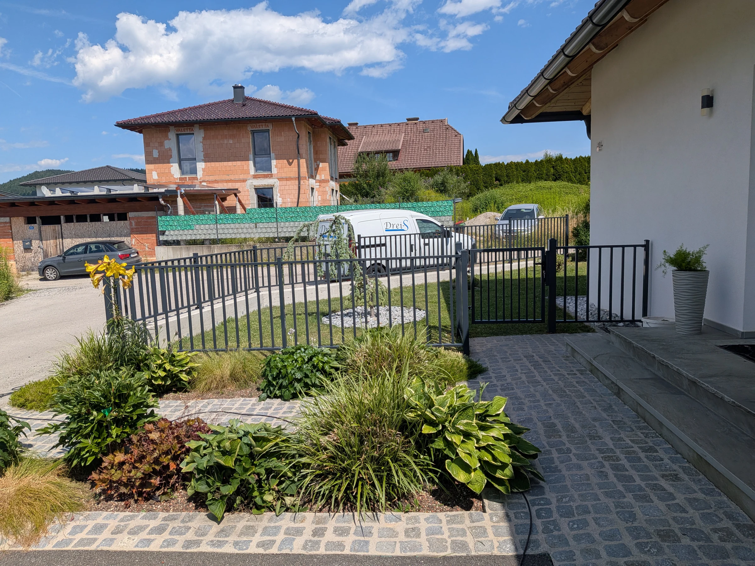 Zaunanlage mit senkrechten Stäben
